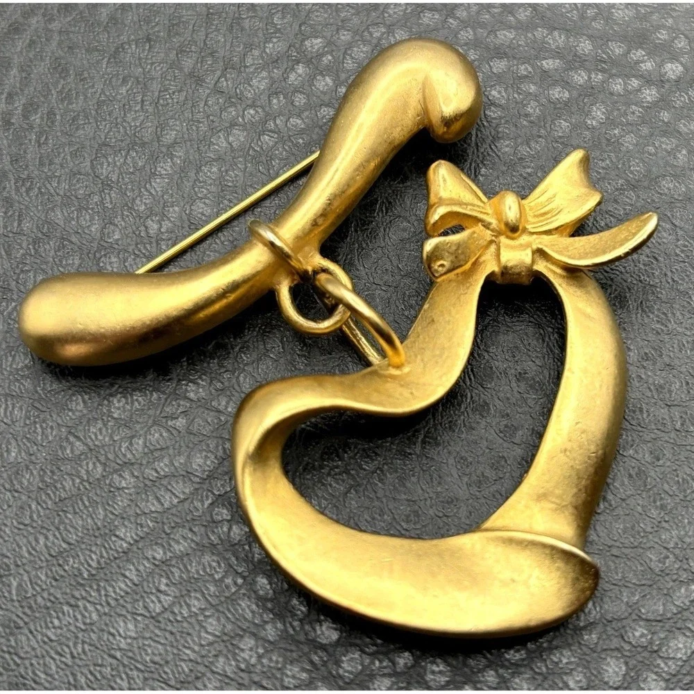 Vintage Dinah Hoyt Taylor DHT Matte Gold Tone Heart Dangle Drop Bow Brooch Pin